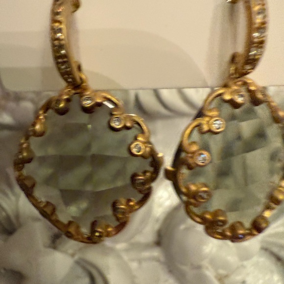 Elegant Gold and green Gemstone Earrings - Picture 3 of 3